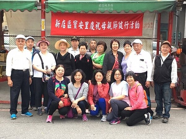 寶安里舉辦母親節健行，讓里民活動身體、強健體魄。圖／宋美雪提供