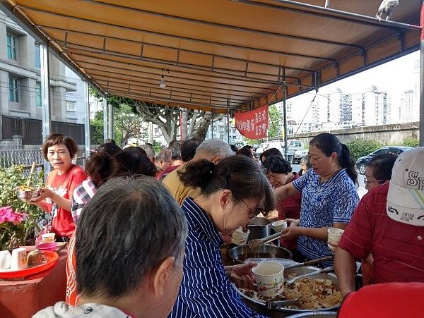 寶安里每個月會舉辦兩次共餐。圖／宋美雪提供