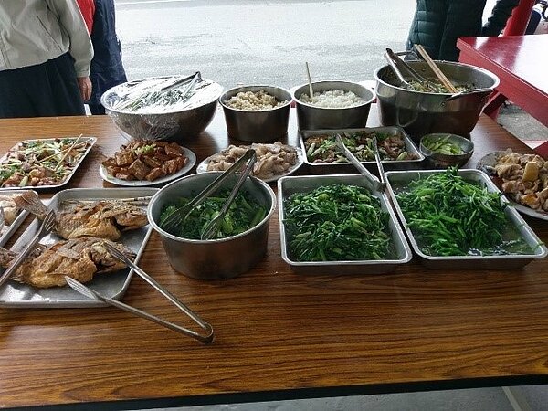 寶安里共餐餐點由志工準備，菜色相當豐富。圖／宋美雪提供