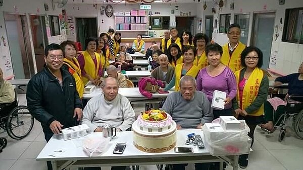 為老人舉辦生日慶祝。圖／記者劉達貴攝影