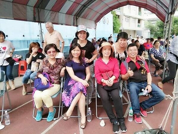 和里民打成一片。圖／記者劉達貴攝影