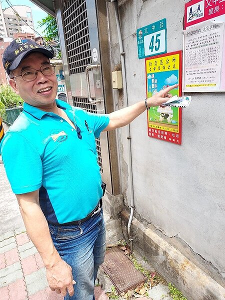 劉閔禮全里走透透，張貼里民公告。圖／記者劉達貴攝影