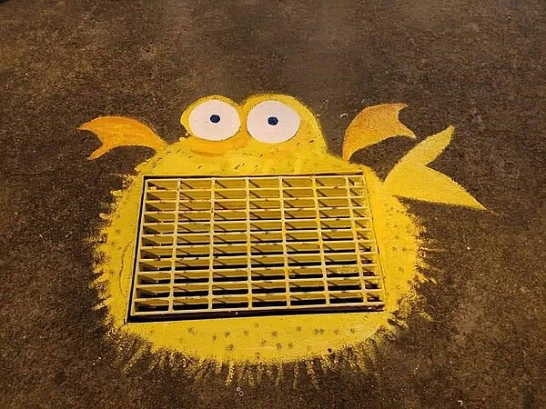 美化環境，水溝蓋彩繪。圖／記者夏曉山攝影