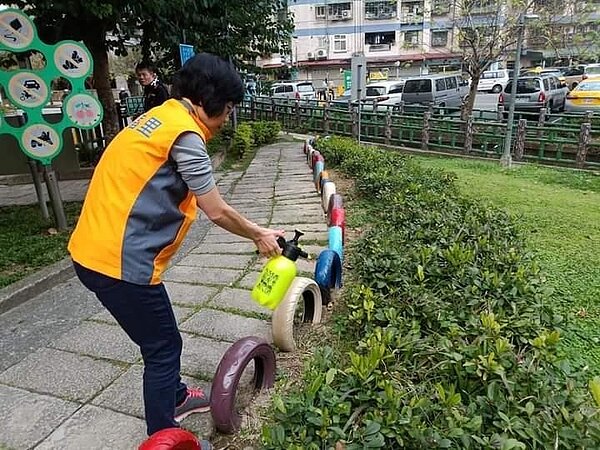 廢輪胎活化利用，為社區增加新色彩。圖／記者夏曉山攝影
