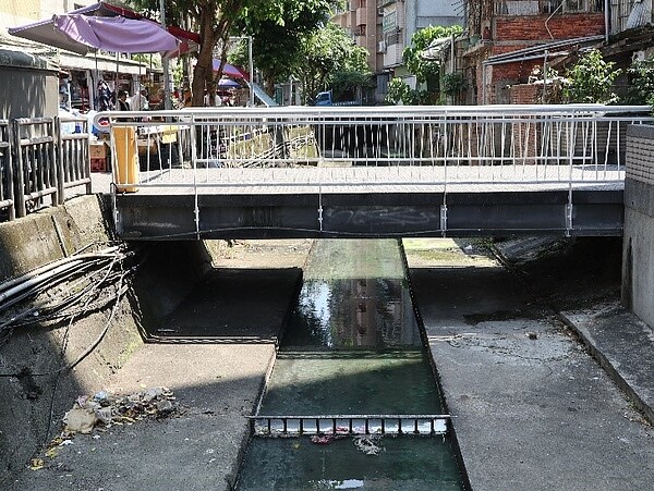 瑠公圳前半段長年受廢水汙染,河道兩邊也堆積許多垃圾。圖/記者郭宇璇攝影