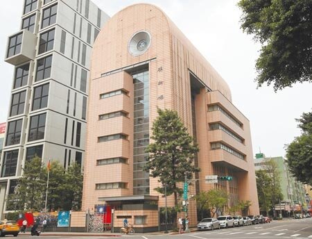 不當黨產處理委員會主委林峯正11日宣布會議決議,婦聯會過去捐贈婦聯社福基金會新台幣10.5億元,用來向國民黨購買土地興建的「美齡樓」,屬不當取得財產的現存利益,婦聯社福基金會應在處分書送達30天內,將美齡樓房地所有權移轉國有。圖為美齡樓。(鄭任南攝)