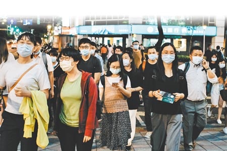 國內11日一口氣新增7例本土病例，其中6例感染源不明，指揮官陳時中表示台灣疫情已進入社區感染階段，即日起提升疫情警戒至第二級。圖為台北民眾外出佩戴口罩。（郭吉銓攝）