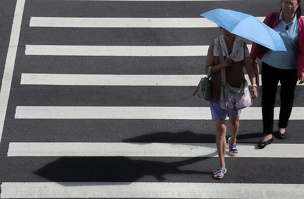 今天天氣依然炎熱。聯合報系資料照
