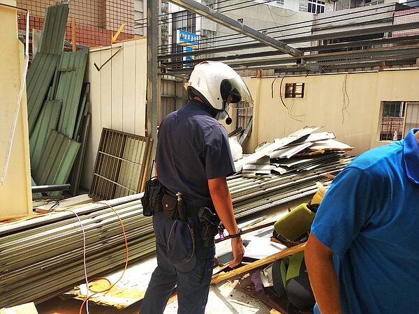 警方查獲嫌犯早上開豆漿店,晚上開賭場,並發現鐵皮屋是違章建築。記者王怡蓁/翻攝