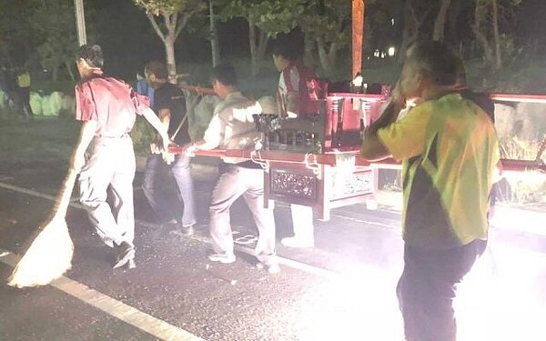 「送肉粽」為台灣民間傳統的除煞儀式，請法師將輕生者的亡魂和煞氣送至海邊。圖／聯合報系資料照片