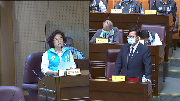 桃園市議員郭蔡美英（左）昨質詢中油三接回饋方案，市長鄭文燦（右）表示有要求中油提敦親睦鄰方案。記者陳俊智／翻攝