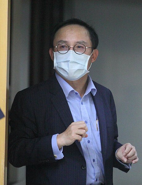 台灣最大電梯企業永大機電爆出前董事長許作名（如圖）等人涉嫌內線交易，各獲利數10萬元，台北地檢署11日指揮調查局台北市調查處，兵分13路搜索，約談12人到案，晚間許在北檢複訊後以30萬元交保後傳。（張鎧乙攝）