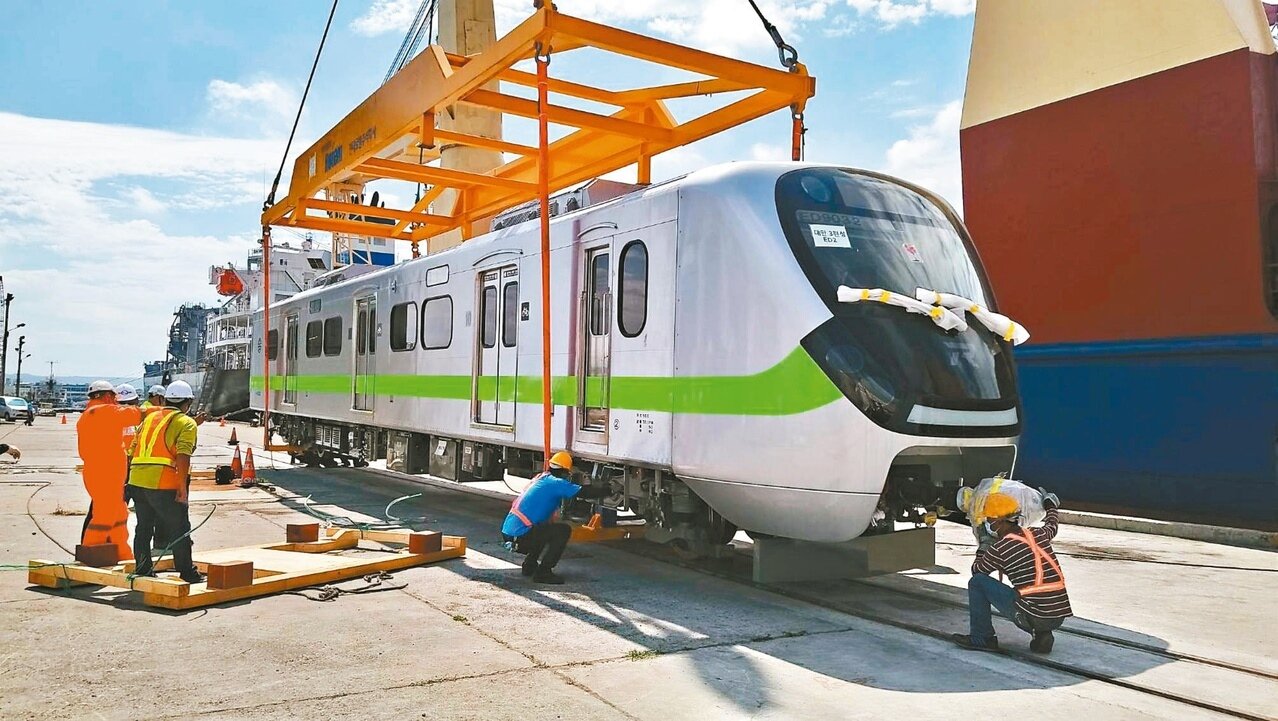 被譽為「最美區間車」的台鐵EMU900型電聯車,昨運抵台中港。記者游振昇/攝影