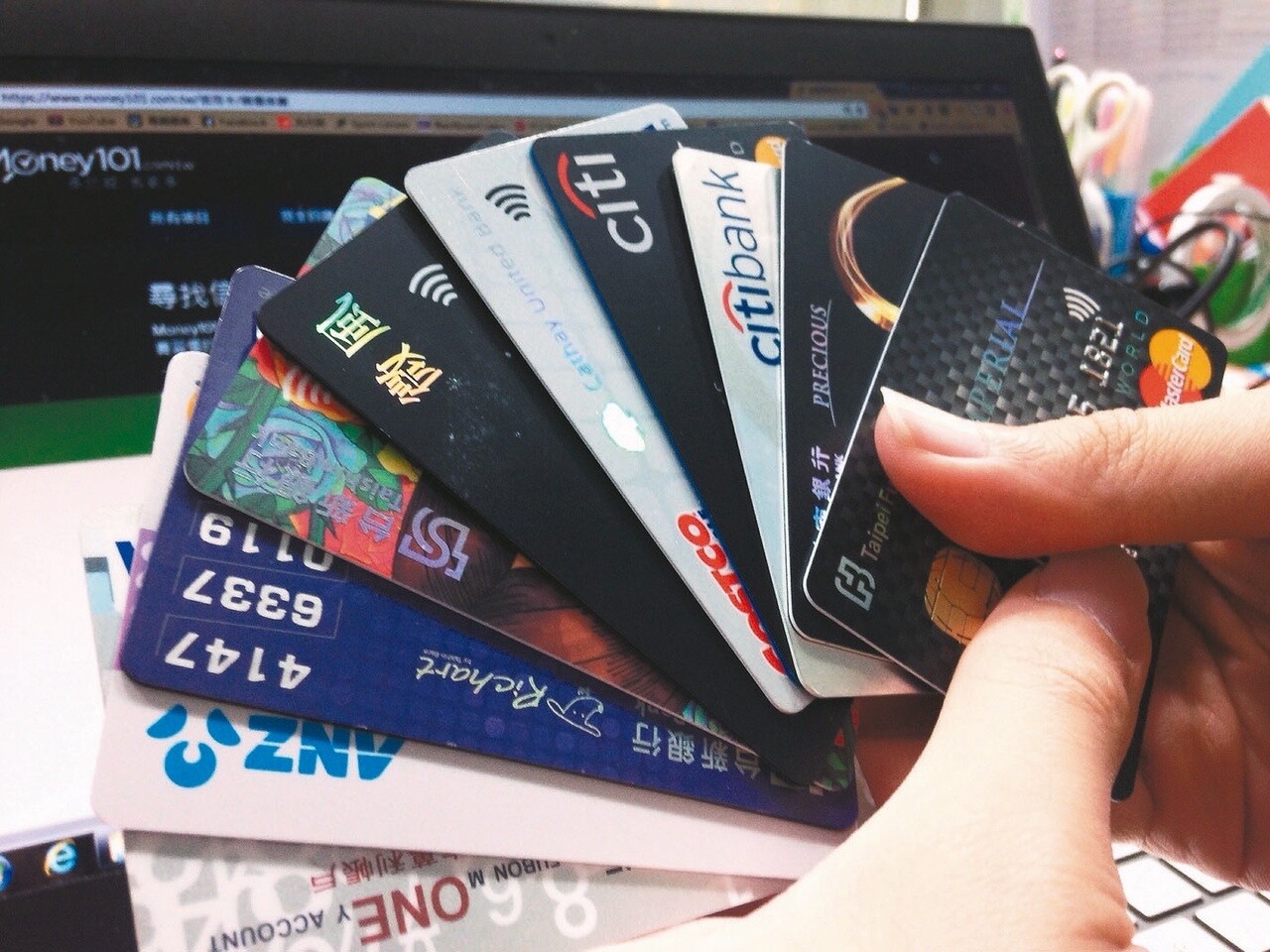 一名卡友近日剪掉用了20年的花旗卡,考量到自己是理財白癡,不太適合用多張信用卡,因此今年一口氣剪了四張,不禁讓他直呼「痛快」。 圖/聯合報系資料庫