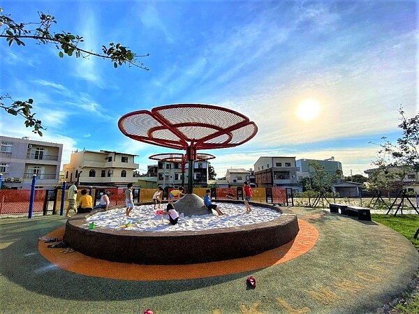 草屯鎮北投社區與水保局合作活化荒地,以「放大昆蟲世界」為主題打造公園環境。圖/水保局南投分局提供