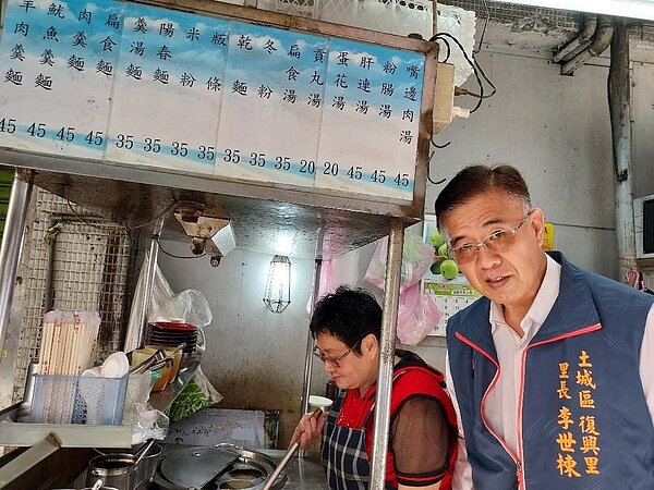 李世棟和老闆娘大尾有深交。圖／陳忠賢攝