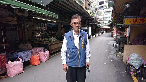 面對菜市場髒亂，李世棟盡力整頓。圖／夏維鴻攝