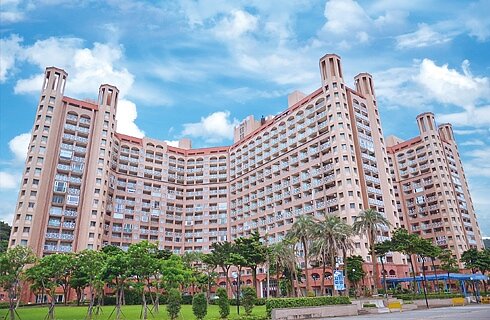 新北市萬里區翡翠路的一棟共構宅「摘星樓」,爆出檢疫民眾與一般民眾混居狀況,立委憂成防疫破口。圖/取自福泰飯店官網