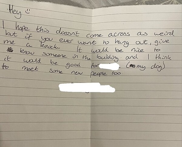 男子泡澡突然收到鄰居的紙條。圖/取自twitter@harry_96