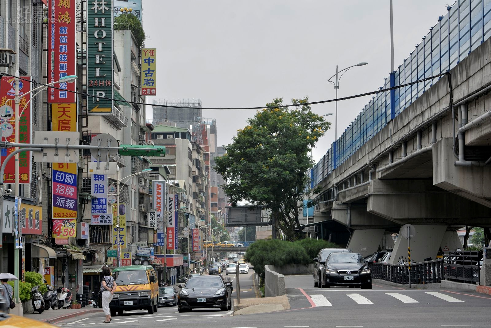 忠泰M建案,接待中心,樣品屋,民權東路與新生北路交接口,新生高架橋,新生快速道路與民權東路口道路亂象,橋下停車場出口與平面道路交匯道路,雜亂的招牌路障,人行道,斑馬線,路人。(好房news記者 陳韋帆/攝影)