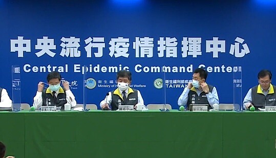 12日中央疫情指揮中心公布確診個案。圖/截自中央疫情指揮中心直播