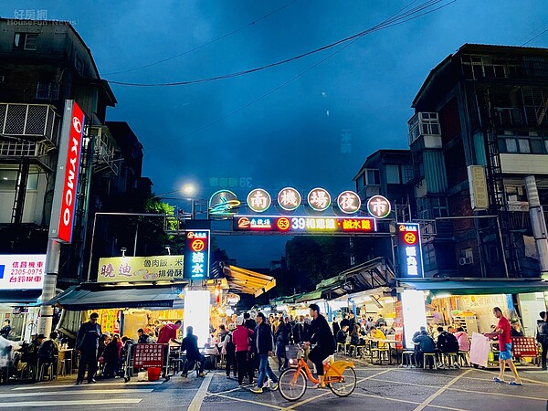 單價百萬以下「萬華2地段」選哪? 網曝「過不去的坎」:晚上繞一圈有答案 捷運萬大線廈安站附近的南機場夜市,有好幾家米其林指南必比登推薦的美食店。(楊欽亮 / 攝)