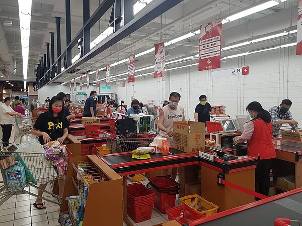 大潤發賣場12日上午已開始出現生活用品購買潮。記者陳睿中／攝影