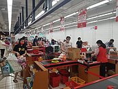 本土案例暴增民心憂　量販超市出現防疫用品、米麵食品採購潮