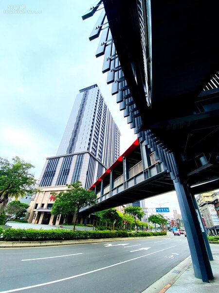  萬華車站以BOT方式變身為「艋舺101」，雙塔建築各有一間酒店進駐。(楊欽亮/攝)