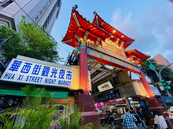 華西街觀光夜市是觀光客體驗台灣美食的最好去處。(楊欽亮/攝)