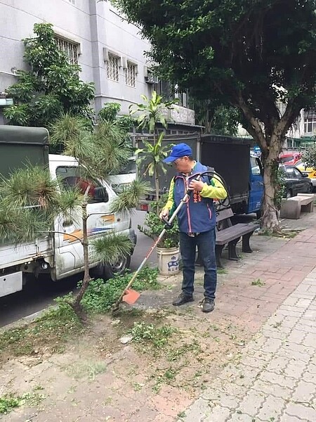 環保志工自動自發清掃周邊道路。圖／記者姜靜枝攝影