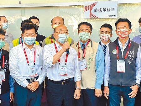 行政院長蘇貞昌(左二)12日到成功大學視察全大運防疫措施,強調目前國內防疫沒有要升級,呼籲全民一起為台灣守住「世界亂世中的福地」。(曹婷婷攝)