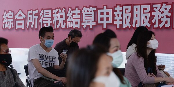 財政部12日拍板,因應疫情升溫且近七成民眾尚未申報,將延長所得稅申報期間至6月30日止。圖/本報資料照片