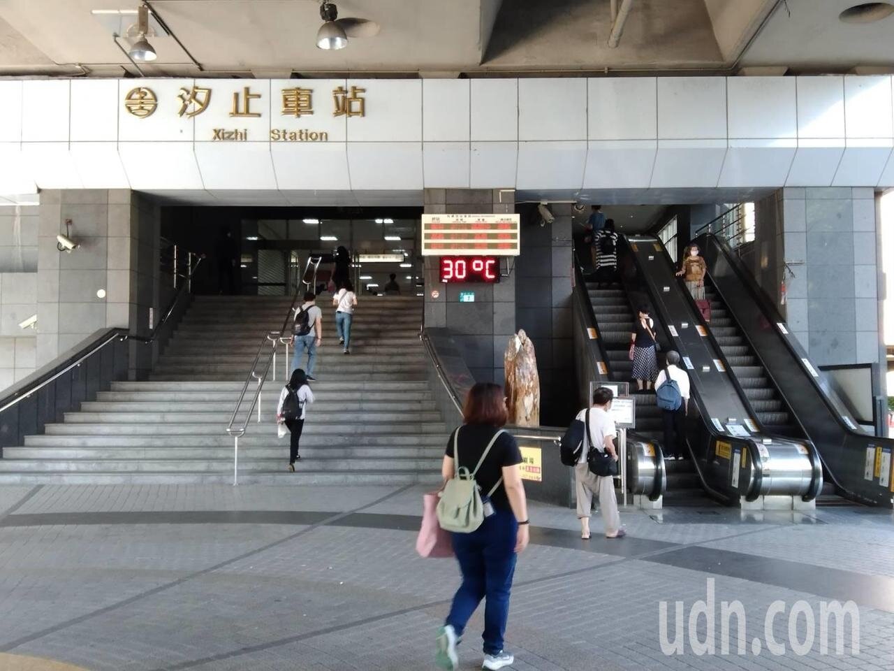 台鐵今晨迴送故障列車出軌，造成列車誤點。汐止站前資訊板上午7點半左右顯示準點，搭車民眾以正常步伐進站。記者邱瑞杰／攝影 