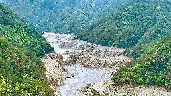 德基集水區、大甲溪上游乾涸見底，農友無法抽水灌溉。圖／和平分局提供