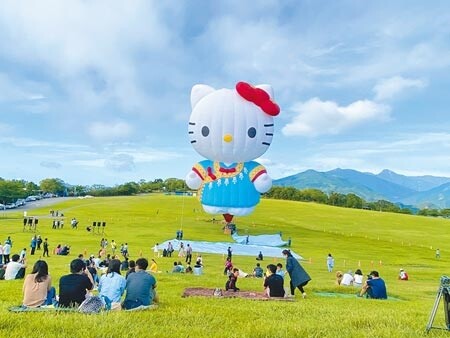 疫情升溫，5月22日在關山親水公園舉辦的Hello Kitty熱氣球首次自由飛活動，僅開放500人入場，並增開線上直播。圖／中時資料照