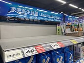 疫情升溫　三重家樂福掀搶購潮