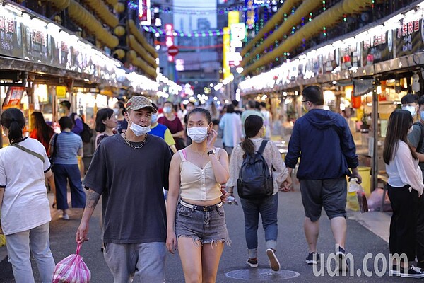 基隆市有確診個案，主要觀光景點廟口夜市，人潮也減少了大半，民眾都普遍帶起口罩。圖／記者黃義書攝影
