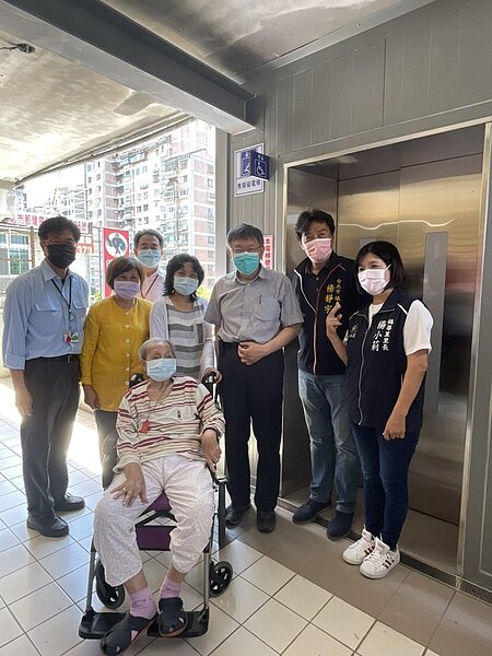 劍潭整宅二期舉辦增設電梯完工啟用典禮,也是北市首件整宅增設電梯案。圖/北市都更處提供