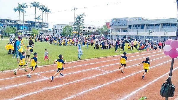 宜蘭縣議員謝燦輝12日在議會自爆有去參加案1231學校8日舉行的校慶、運動會。(摘自學校臉書)