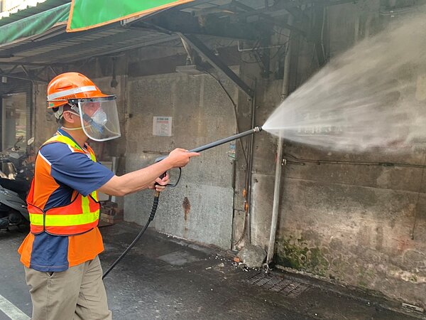 消毒。圖/新北市環保局提供