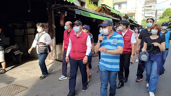 新北市長侯友宜昨至五股成州市場視察消毒狀況。圖／新北市環保局提供