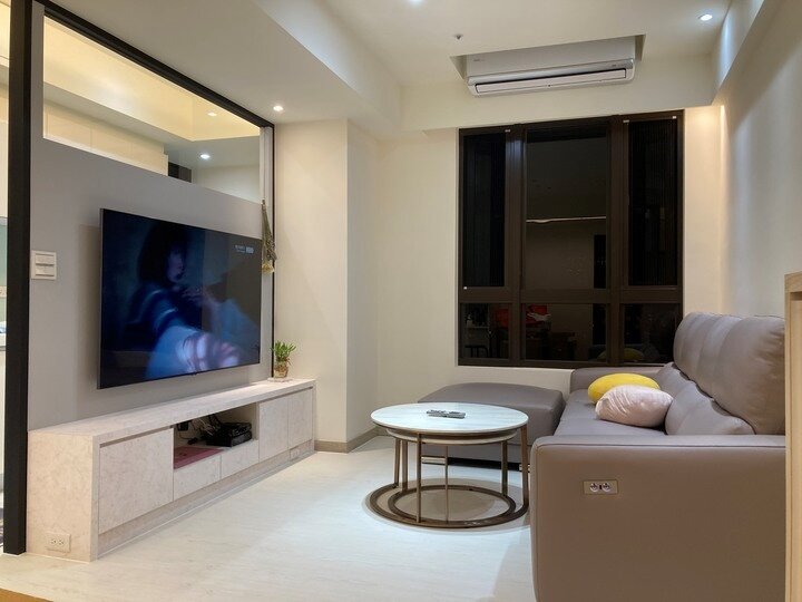 原po表示，客廳寬3米，可擺65吋電視，4+1沙發椅夠一家5口坐。圖／截自論壇《mobile01》