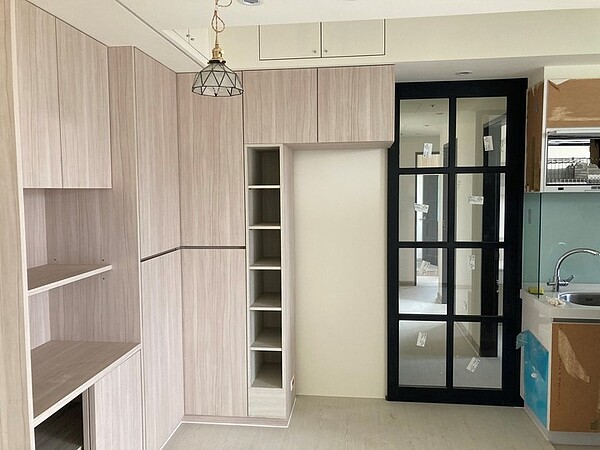 原po表示,玻璃門可以阻擋油煙跑進房間,也可以阻絕客廳冷氣進入房間浴室。圖/截自論壇《mobile01》