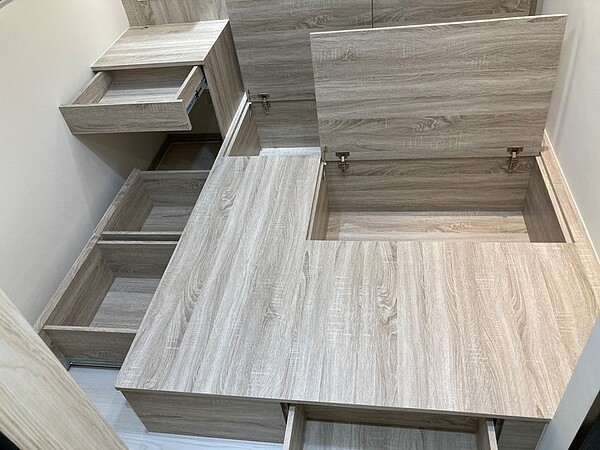 雙人房多功能床架、電腦桌組。圖/截自論壇《mobile01》