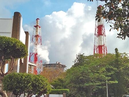 興達電廠的2座煙囪冒出濃密的白煙與黑煙,不時還發出像是洩氣般的「沙沙」巨響。(林雅惠攝)