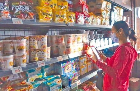 興達電廠因事故全廠停機,目前系統供電能力不足,13日15時開始緊急分區輪流停電。台北市南京東路光復北有許多商家亦停電,民眾摸黑以手機照明選購商品。(王英豪攝)