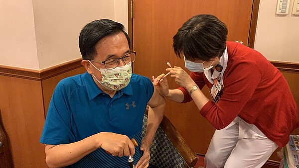 疫情升溫,最近公費及自費疫苗施打變夯,前總統陳水扁昨也完成接種。記者王昭月/翻攝