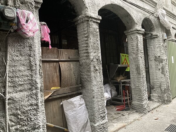 北市文化局針對地段4棟建於清朝1880年代的老房子進行兩次會勘,但兩次會勘對於建物是否具文資價值潛力的意見不同。日前進入文資會審議,經過出席委員投票,以一票之差,決議不予列冊追蹤。記者潘才鉉/攝影