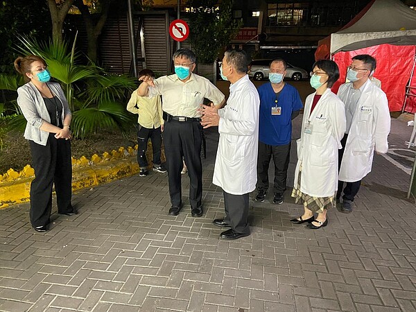 台北市長柯文哲13日晚間赴和平醫院了解狀況。圖/取自柯文哲臉書